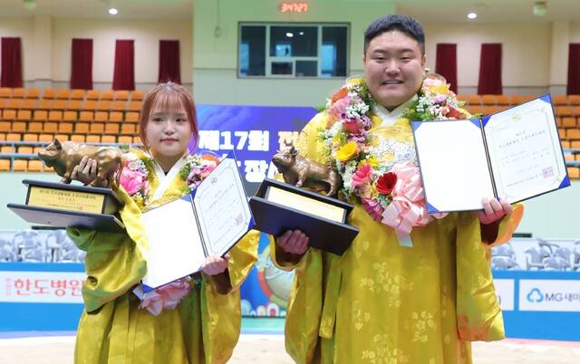 제17회 전국생활체육 大장사씨름대회에서 남녀 대장사에 오른 김재영(오른쪽)과 박지유.대한씨름협회 제공