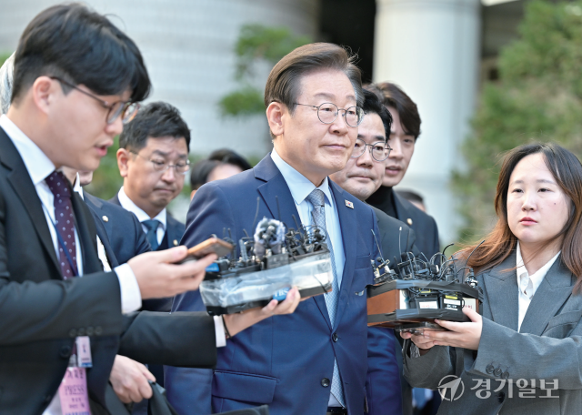 더불어민주당 이재명 대표가 지난 15일 서울중앙지방법원에서 열린 ‘공직선 거법 위반혐의 1심 선고 공판’에서 징역 1년에 집행유예 2년을 선고받은 뒤 법 원을 나서며 취재진의 질문을 받고 있다. 홍기웅기자
