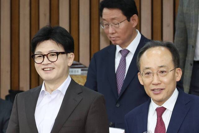 국민의힘 한동훈 대표와 추경호 원내대표가 지난 12일 국회에서 열린 '이재명 민주당의 사법방해저지 긴급대책회의'에 입장하고 있다. 연합뉴스