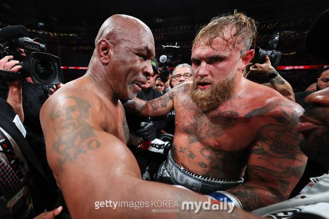 16일 경기 후 포옹하는 타이슨(왼쪽)과 제이크 폴. /게티이미지코리아