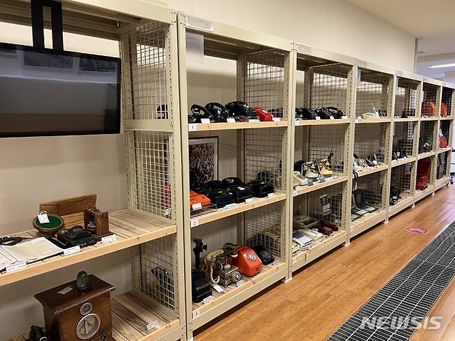 [서울=뉴시스] KT 원주 통신사료관에는 시대별 전화기가 전시돼 있다.