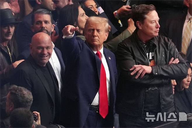 [뉴욕=AP/뉴시스] 도널드 트럼프 미국 대통령 당선인(가운데)이 16일(현지시각) 뉴욕 매디슨스퀘어가든에서 열린 종합격투기 UFC 대회를 관람하고 있다. 2024.11.17