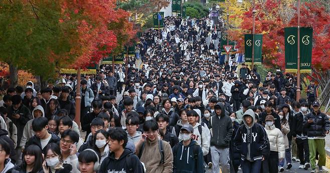 17일 서울 종로구 성균관대학교에서 2025학년도 수시모집 수리형 논술우수전형 논술시험을 마친 수험생들이 학교를 나서고 있다.