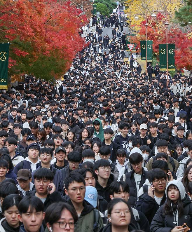 17일 서울 종로구 성균관대학교에서 2025학년도 수시모집 수리형 논술우수전형 논술시험을 마친 수험생들이 학교를 나서고 있다.