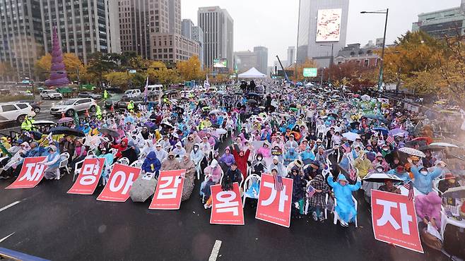 전국안보시민단체연합 등 보수단체 회원들이 16일 오후 서울 종로구 세종대로에서 장외집회를 열고 전날 징역 1년에 집행유예 2년을 선고받은 더불어민주당 이재명 대표의 구속을 촉구하고 있다. 연합뉴스