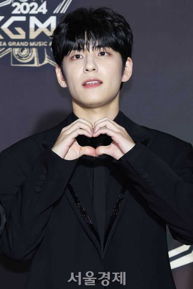 밴드 데이식스(DAY 6) 원필이 17일 인천 중구 인스파이어 아레나에서 열린 ‘제1회 코리아 그랜드 뮤직 어워즈(KGMA)’ 레드카펫에서 포즈를 취하고 있다. 김규빈 기자 2024.11.17
