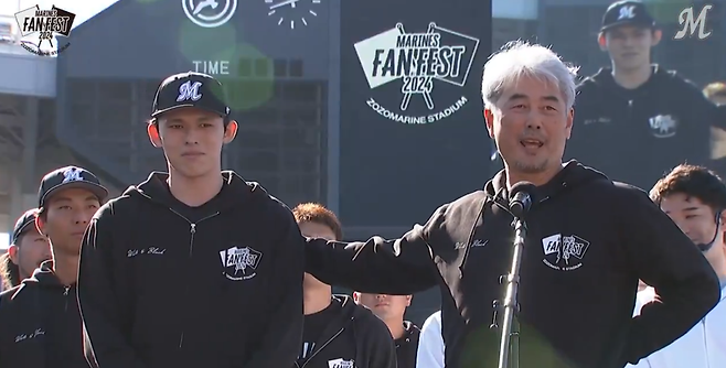 ▲ 사사키 로키(왼쪽)는 2024 팬페스트 행사에서 팬들에게 메이저리그 도전 의사를 공식적으로 밝혔다. 요시이 마사토 감독은 그런 사사키를 진심으로 격려했다. ⓒ 지바롯데 트위터 캡처