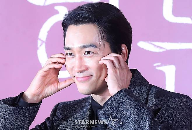 배우 송승헌이 13일 오후 서울 강남구 삼성동 코엑스 메가박스에서 진행된 영화 '히든페이스' 언론시사회 및 기자간담회에 참석해 포즈를 취하고 있다.  '히든페이스'는 한통의 영상편지만 남기고 사라진 약혼녀의 행방을 쫓던 한 남자가 그녀와 관련된 충격적인 비밀을 마주하게 되면서 벌어지는 미스터리 스릴러. 오는 20일 개봉. 2024.11.13 /사진=김창현 chmt@