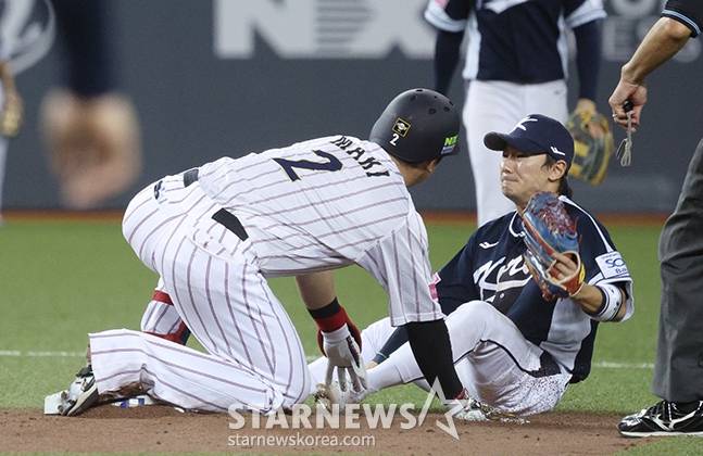 '2024 WBSC 프리미어12' B조 예선 한국-일본전이 15일 대만 타이베이돔에서 열렸다.  일본 마키가 7회말 2사에서 좌월 2루타를 날린 후 2루에서 세이프되고 있다. 한국 2루수는 신민재. /사진=김진경 대기자