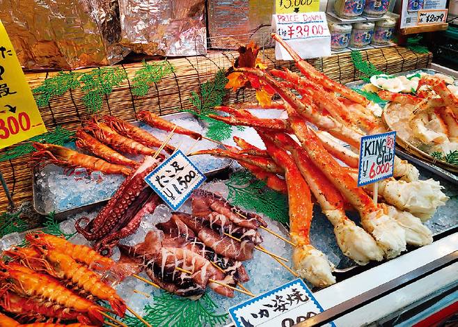 구로몬시장에서는 해산물을 구매하면 즉석에서 조리해준다. [재이 제공]