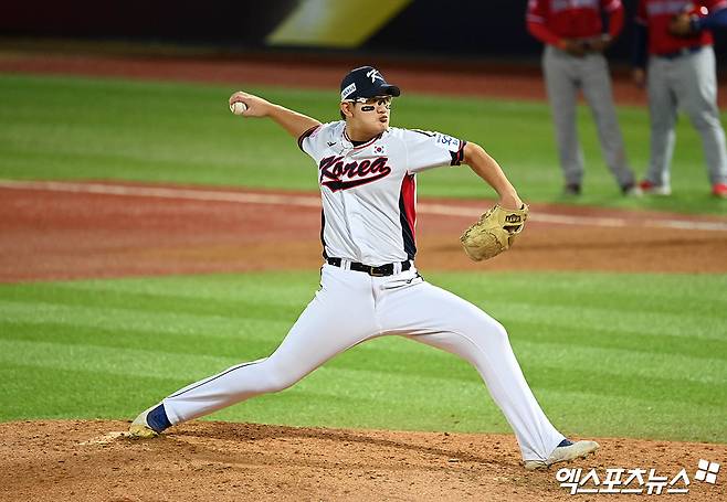 16일 오후 대만 타이베이 톈무야구장에서 열린 '2024 WBSC(세계야구소프트볼연맹) 프리미어12' B조 조별리그 4차전 대한민국과 도미니카공화국의 경기, 6회초 김서현이 역투하고 있다. 타이베이(대만), 박지영 기자