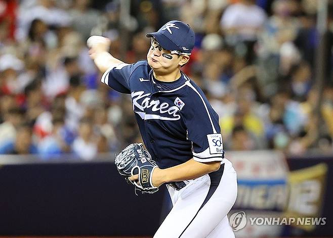 역투하는 김서현 (타이베이=연합뉴스) 한종찬 기자 = 13일 오후 대만 타이베이돔에서 열린 세계야구소프트볼연맹(WBSC) 프리미어12 2024 B조 조별리그 대한민국과 대만의 경기. 한국 투수 김서현이 역투하고 있다. 2024.11.13 saba@yna.co.kr
