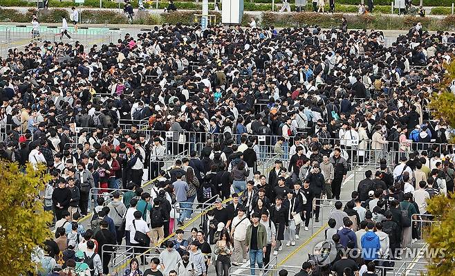 국내 최대 게임쇼 개막 (부산=연합뉴스) 손형주 기자 = 14일 부산 벡스코에서 개막한 국내 최대 게임쇼 지스타 2024에서 관람객들이 입장을 위해 길게 줄을 서 있다. 올해로 20주년을 맞은 지스타는 17일까지 나흘간 B2C(기업-소비자 거래) 및 B2B(기업간 거래) 부스에서 국내외 게임 소비자들과 업계 관계자를 상대로 다양한 신작 게임과 정보기술(IT)을 소개한다. 2024.11.14 handbrother@yna.co.kr