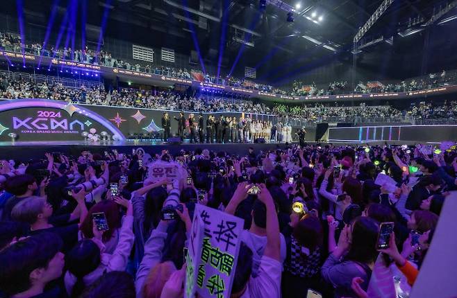 ‘제1회 코리아 그랜드 뮤직 어워즈’(KGMA) 첫날 행사가 열린 16일 인천 중구 운서동 인스파이어 아레나에서 다양한 국적의 관객들이 아티스트를 향해 환호하고 있다.(사진=KGMA 특별취재반)