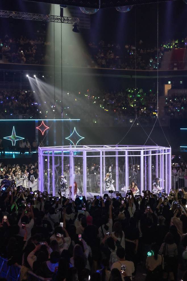 그룹 뉴진스가 16일 인천 중구 운서동 인스파이어 아레나에서 열린 ‘제1회 코리아 그랜드 뮤직 어워즈’(KGMA) 첫날 아티스트 데이에서 무대를 꾸미고 있다.(사진=KGMA 특별취재반)