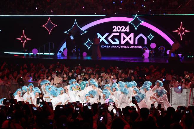 그룹 (여자)아이들이 16일 인천 중구 운서동 인스파이어 아레나에서 열린 ‘제1회 코리아 그랜드 뮤직 어워즈’(KGMA) 첫날 아티스트 데이에서 ‘클락션’으로 화려한 무대를 꾸미고 있다.(사진=KGMA 특별취재반)