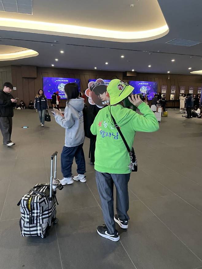 트롯 가수 정동원의 팬이 팬덤 상징색인 연두색 옷과 패션 아이템을 착용한 채로 ‘제1회 코리아 그랜드 뮤직 어워즈’(KGMA)를 방문했다.