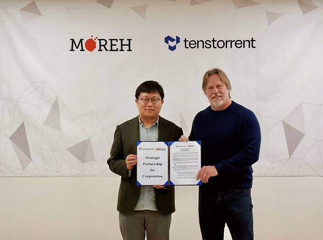 11월 4일 저녁 서울시 서초구 소재 모레 사무실에서 진행된 모레와 텐스토렌트의 업무 협약식. (사진 왼쪽부터 모레 조강원 대표, 텐스토렌트 CEO 짐 켈러) 사진=모레