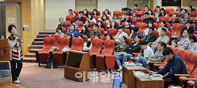 지난 15일 최인아 작가가 서울 종로구 SK서린빌딩에서 ‘일과 삶에 대한 태도’ 주제로 인문학 특강을 진행하고 있다. (사진=SK이노베이션)