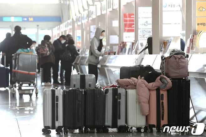 설 연휴 마지막 날인 2월 12일 오전 인천국제공항 출국장 여행사 카운터 앞에 여행객들의 캐리어가 놓여 있다. 2024.2.12/뉴스1 ⓒ News1 이광호 기자