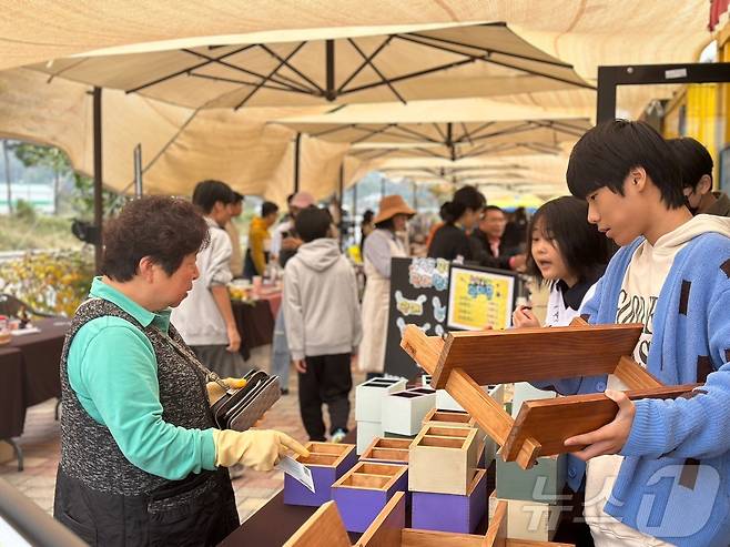 송학중 학생들이 지난 10월 열린 마을축제에서 손수 만든 공예품을 판매하고 있다. 수익금은 전액 학교에 기부했다.(제천시 제공)202411.17/뉴스1