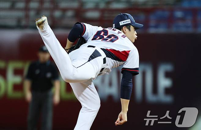 14일(현지시간) 오후 대만 타이베이시 톈무 야구장에서 열린 2024 WBSC 프리미어12 B조 예선 대한민국과 쿠바의 경기, 9회초 마운드에 오른 마무리 박영현이 역투하고 있다. 2024.11.14/뉴스1 ⓒ News1 장수영 기자