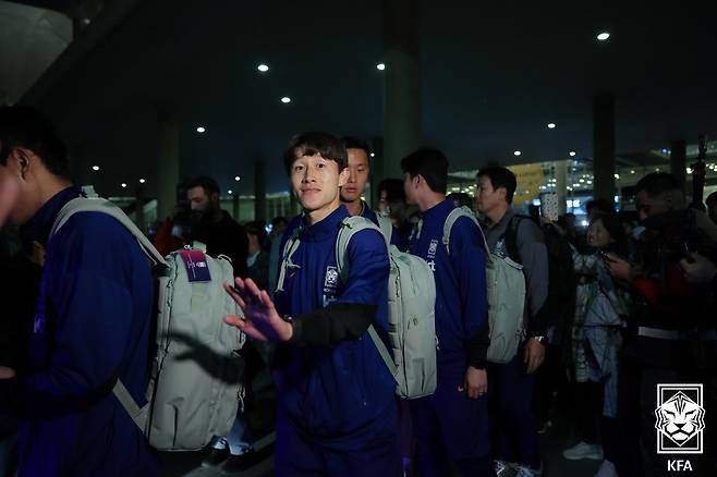 축구대표팀 이재성이 18일(한국시간) 요르단에 도착한 뒤 환하게 웃고 있다. (대한축구협회 제공)