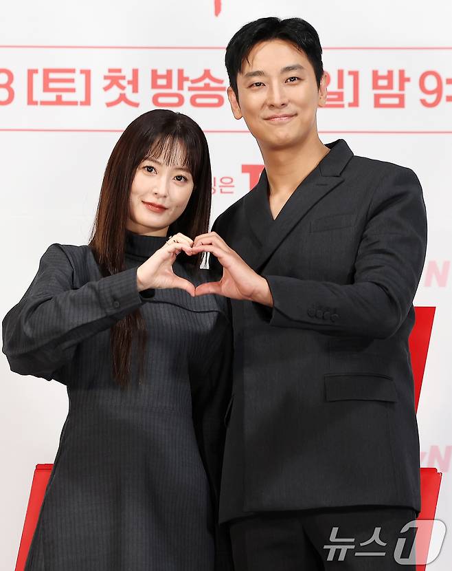 배우 정유미와 주지훈(오른쪽)이 18일 오후 서울 구로구 라마다신도림호텔에서 열린 tvN 새 토일드라마 ‘사랑은 외나무다리에서’ 제작발표회에 참석해 포즈를 취하고 있다. ‘사랑은 외나무다리에서’는 원수의 집안에서 같은 날 같은 이름으로 태어난 남자 석지원과 여자 윤지원이 열여덟의 여름 아픈 이별 후, 18년 만에 재회한 철천지원수들의 전쟁 같은 로맨스를 그린 드라마로 오는 23일 밤 9시 20분에 첫 방송된다. 2024.11.18/뉴스1 ⓒ News1 김진환 기자