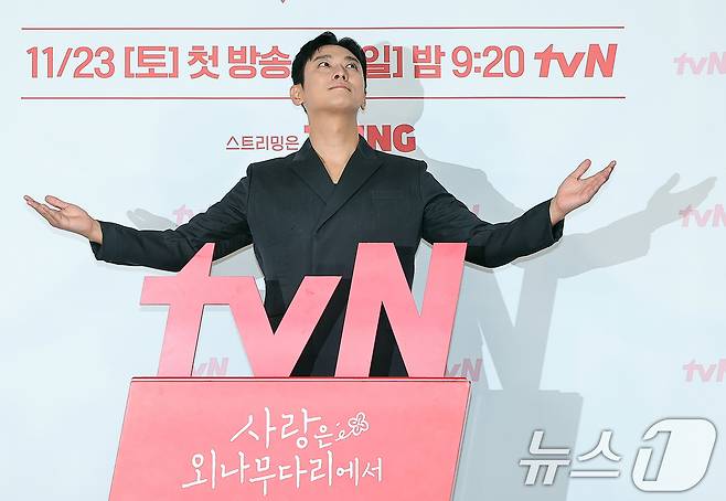 배우 주지훈이 18일 오후 서울 구로구 라마다신도림호텔에서 열린 tvN 새 토일드라마 ‘사랑은 외나무다리에서’ 제작발표회에 참석해 포즈를 취하고 있다. ‘사랑은 외나무다리에서’는 원수의 집안에서 같은 날 같은 이름으로 태어난 남자 석지원과 여자 윤지원이 열여덟의 여름 아픈 이별 후, 18년 만에 재회한 철천지원수들의 전쟁 같은 로맨스를 그린 드라마로 오는 23일 밤 9시 20분에 첫 방송된다. 2024.11.18/뉴스1 ⓒ News1 김진환 기자