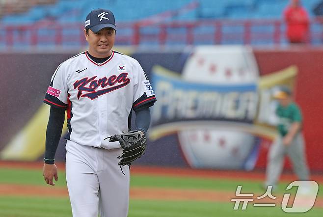 18일(현지시간) 오후 대만 타이베이시 톈무 야구장에서 열린 2024 WBSC 프리미어12 B조 예선 대한민국과 호주의 경기 5회초 대한민국 이영하가 2사 만루 상황에 등판해 무실점으로 피칭을 마치고 있다. 2024.11.18/뉴스1 ⓒ News1 장수영 기자
