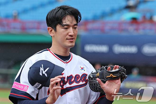 18일(현지시간) 오후 대만 타이베이시 톈무 야구장에서 열린 2024 WBSC 프리미어12 B조 예선 대한민국과 호주의 경기, 4회초 대한민국 선발 고영표가 2사 상황에서 첫 피안타를 허용 한뒤 마운드에서 내려오고 있다. 2024.11.18/뉴스1 ⓒ News1 장수영 기자