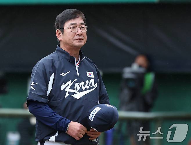 18일(현지시간) 오후 대만 타이베이시 톈무 야구장에서 열린 2024 WBSC 프리미어12 B조 예선 대한민국과 호주의 경기에서 5대 2로 승리한 대한민국 대표팀 류중일 감독이 팬들에게 인사하고 있다. 대표팀은 프리미어12 예선 3승 2패를 거뒀으나 일본에서 열리는 슈퍼라운드 진출은 실패했다. 2024.11.18/뉴스1 ⓒ News1 장수영 기자