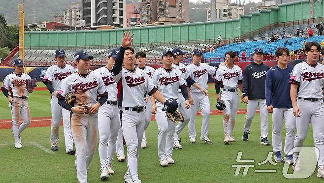 18일(현지시간) 오후 대만 타이베이시 톈무 야구장에서 열린 2024 WBSC 프리미어12 B조 예선 대한민국과 호주의 경기에서 5대 2로 승리한 대한민국 대표팀 선수들이 경기장을 나서고 있다. 대표팀은 프리미어12 예선 3승 2패를 거뒀으나 일본에서 열리는 슈퍼라운드 진출은 실패했다. 2024.11.18/뉴스1 ⓒ News1 장수영 기자