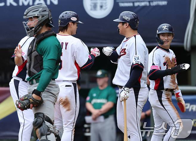 18일(현지시간) 오후 대만 타이베이시 톈무 야구장에서 열린 2024 WBSC 프리미어12 B조 예선 대한민국과 호주의 경기 6회말 대한민국 공격 2사 1루 상황에서 김도영이 투런 홈런을 친 뒤 동료들과 기뻐하고 있다. 2024.11.18/뉴스1 ⓒ News1 장수영 기자