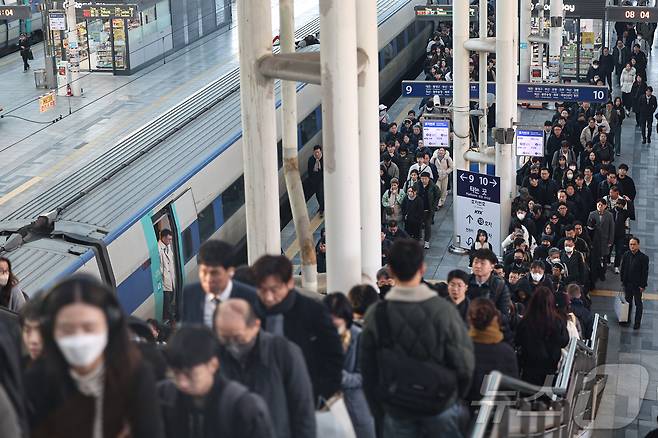 전국철도노동조합이 준법투쟁에 돌입한 18일 서울 중구 서울역에서 열차를 이용한 시민들이 이동하고 있다. 이날 준법투쟁에 돌입한 철도노조는 4조 2교대 전환과 기본급 2,5% 정액 인상, 외주화 인력감축 중단 등을 내걸고 12월 초 총파업을 예고했다. 2024.11.18/뉴스1 ⓒ News1 김도우 기자