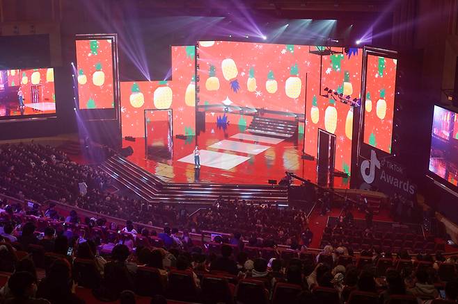 지난 11월 15일 서울 경희대학교 평화의 전당에서 열린 국내 첫 ‘틱톡 어워즈’ 현장. ‘틱톡 어워즈’는 해외에서는 이미 크리에이터들의 축제로 자리 잡은 행사로, 틱톡 커뮤니티의 성장에 기여한 크리에이터들의 노력을 조명하고 새로운 영감을 불어넣어주기 위해 개최되었다. 사진ㅣ틱톡코리아