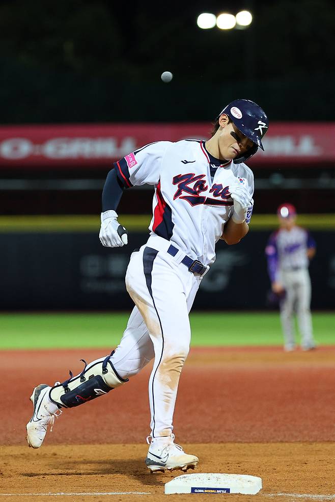 14일 오후 대만 타이베이 톈무야구장에서 열린 2024 세계야구소프트볼연맹(WBSC) 프리미어12 B조 조별리그 대한민국과 쿠바의 경기. 7회말 1사에서 솔로홈런을 친 김도영이 그라운드를 돌고 있다. 사진 | 타이베이=연합뉴스