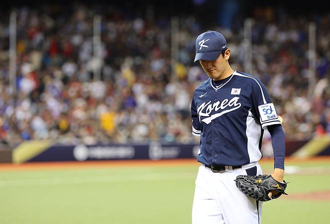 13일 오후 대만 타이베이돔에서 열린 2024 세계야구소프트볼연맹(WBSC) 프리미어12 B조 조별리그 대한민국과 대만의 경기. 2회말 6실점을 한 한국 선발 고영표가 더그아웃으로 향하고 있다. 사진 | 타이베이=연합뉴스