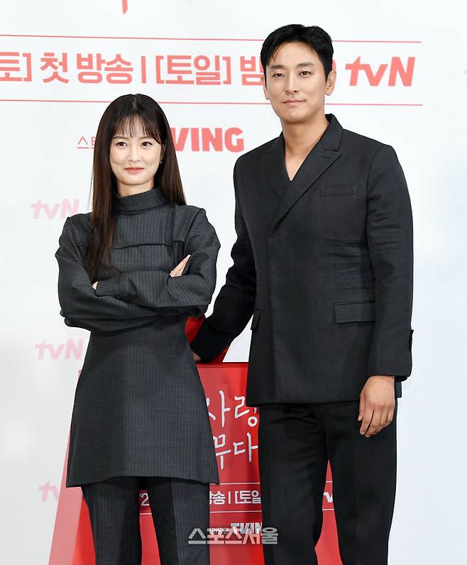 배우 정유미(왼쪽)와 주지훈이 18일 서울 구로구 라마다 호텔에서 진행된 tvN 드라마 ‘사랑은 외나무다리에서’ 제작발표회에서 취재진을 향해 포즈를 취하고 있다. 박진업 기자 upandup@sportsseoul.com