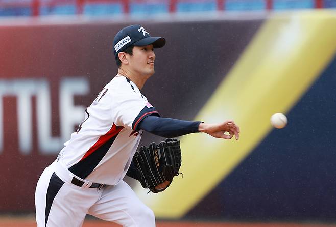 18일 오후 대만 타이베이 톈무야구장에서 열린 2024 세계야구소프트볼연맹(WBSC) 프리미어12 B조 조별리그 대한민국과 호주의 경기. 한국 선발 고영표가 역투하고 있다. 사진 | 타이베이=연합뉴스