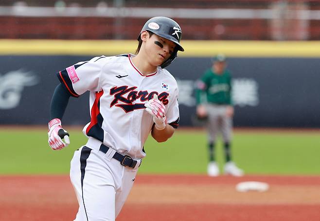 18일 오후 대만 타이베이 톈무구장에서 열린 2024 세계야구소프트볼연맹(WBSC) 프리미어12 B조 조별리그 대한민국과 호주의 경기. 6회말 2사 1루에서 김도영이 투런 홈런을 치고 그라운드를 돌고 있다. 사진 | 타이베이=연합뉴스