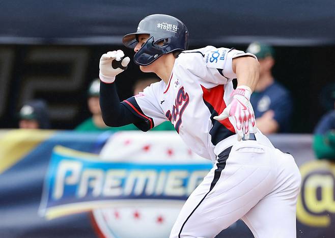 18일 오후 대만 타이베이 톈무구장에서 열린 2024 세계야구소프트볼연맹(WBSC) 프리미어12 B조 조별리그 대한민국과 호주의 경기. 3회말 1사 2루에서 김도영이 1타점 적시타를 치고 달리고 있다. 사진 | 타이베이=연합뉴스