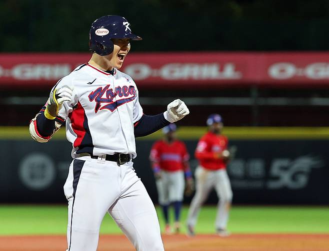 16일 오후 대만 타이베이 톈무구장에서 열린 2024 세계야구소프트볼연맹(WBSC) 프리미어12 B조 조별리그 대한민국과 도미니카공화국의 경기. 8회말 2사 2,3루에서 박성한이 역전 적시타를 친 뒤 세리머니를 하고 있다. 사진 | 타이베이=연합뉴스