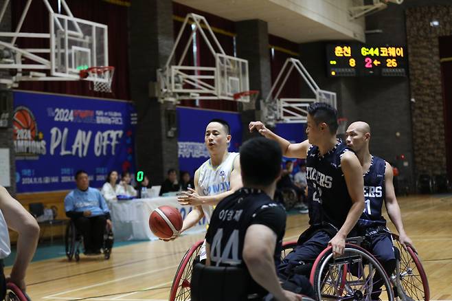 타이거즈 선수들에게 둘러싸인 블루휠스 김상열. 사진제공=한국휠체어농구연맹