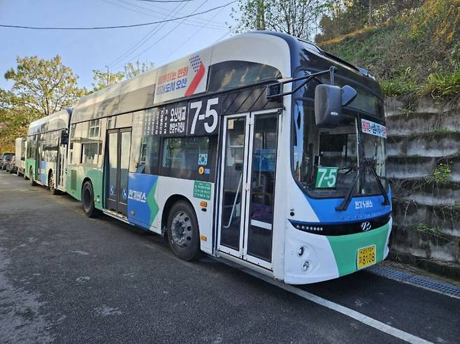 오산시가 세교2지구 수요를 반영한 시내버스, 마을버스 개편 노선을 18일부터 순차 시행한다. 기존 소형버스 대신 7-5번 시내버스 노선에 투입되는 대형 전기저상버스. 오산시 제공