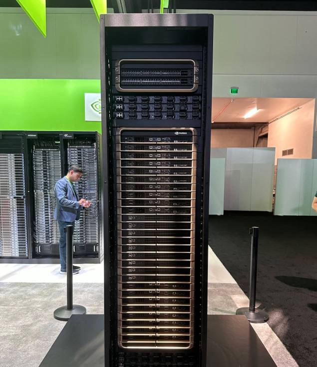 72개의 Blackwell 가속기를 하나의 큰 GPU로 묶은 랙 스케일 시스템