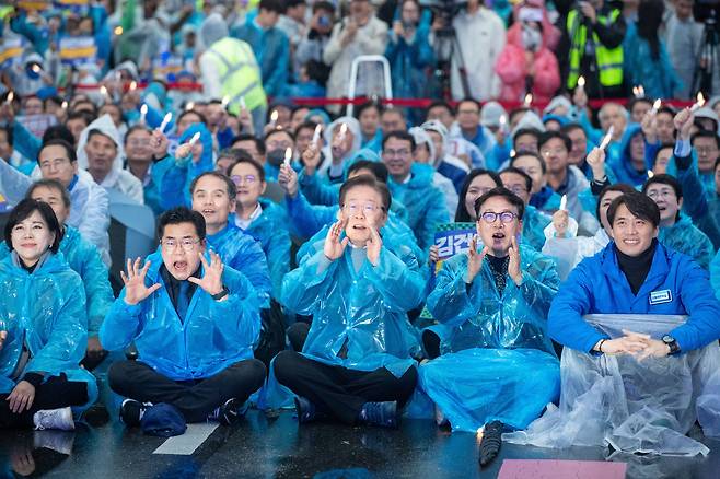 지난 16일 오후 서울 종로구 광화문 앞에서 이재명 더불어민주당 대표를 비롯한 민주당 의원과 참석자들이 ’김건희 윤석열 국정농단 규탄·특검 촉구 제3차 국민행동의 날‘ 집회에 참가하고 있다. /장련성 기자