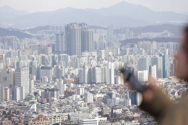 국내 10대 건설사의 국내외 미수금이 지난 3분기 기준 17조원을 웃도는 것으로 나타났다. 지난해 말(16조9천336억원)보다 4.2% 증가한 것으로, 이 중 규모가 가장 큰 곳은 현대건설로 공사미수금만 4조9천99억원으로 집계됐다. 사진은 17일 남산에서 바라본 서울. /연합뉴스