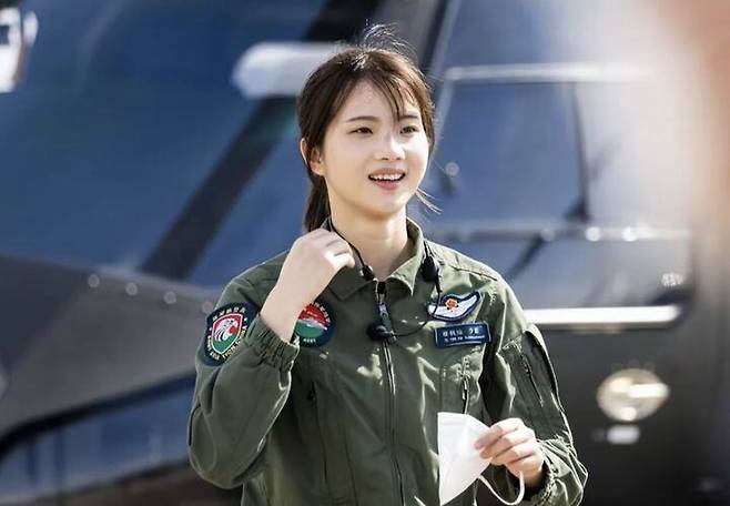 배우 송혜교 닮은 꼴로 화제가 된 쉬펑찬 조종사. /웨이보 캡처