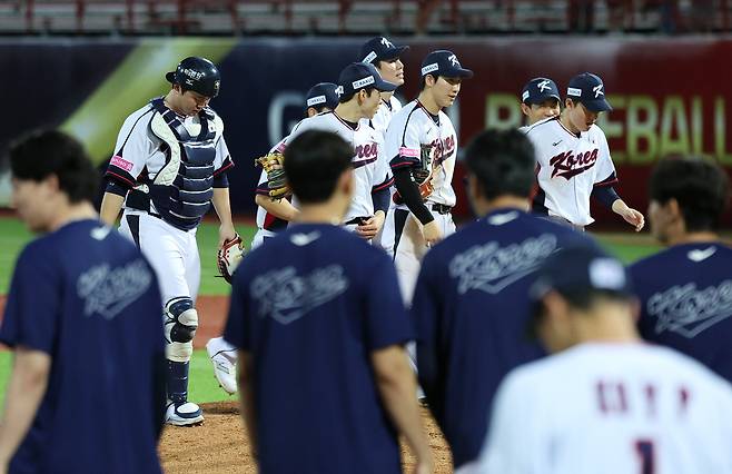 16일(현지 시각) 대만 타이베이시 톈무 야구장에서 열린 2024 WBSC 프리미어12 B조 예선 대한민국과 도미니카공화국의 경기에서 9대 6으로 승리한 야구 대표팀 선수들이 자축하고 있다. /뉴스1